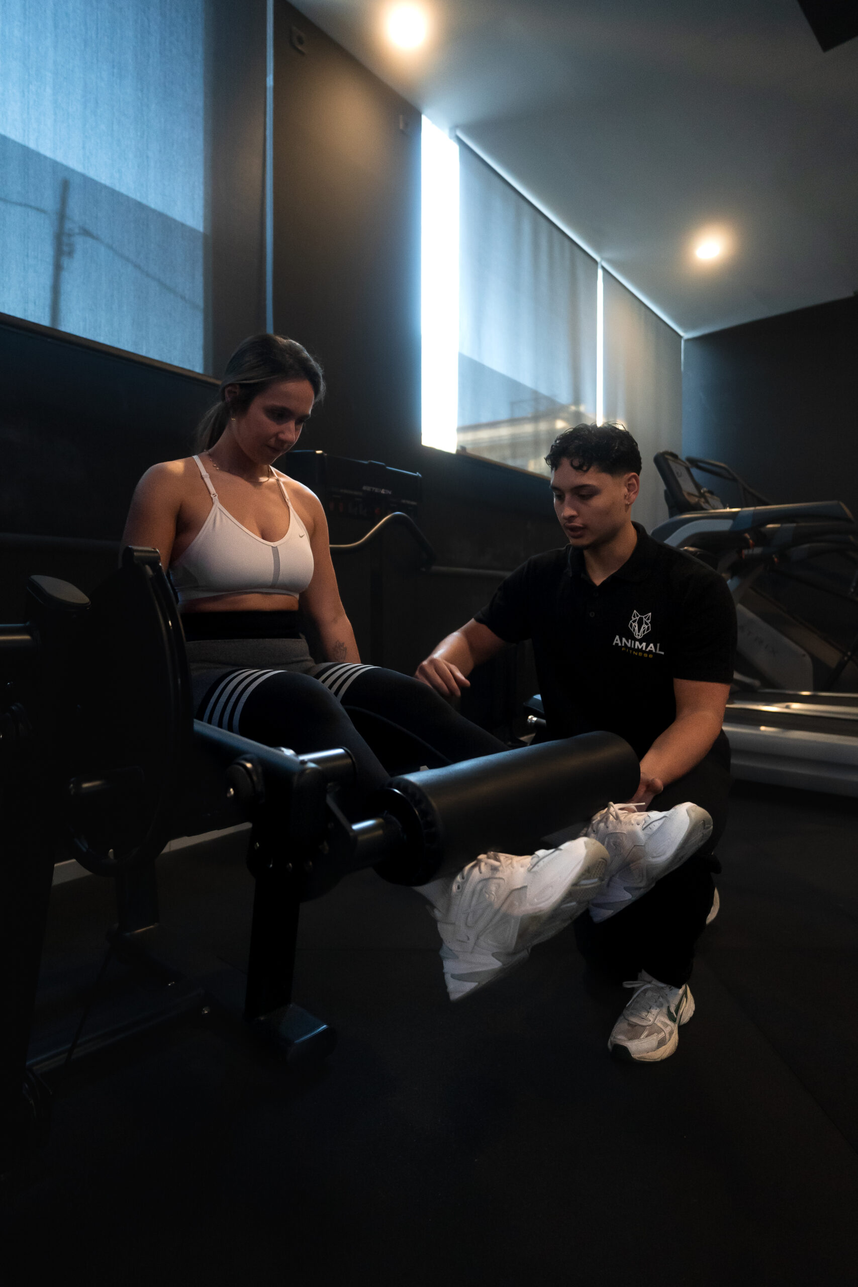 Entrenamiento de piernas para mujeres con máquina guiada en Sant Celoni