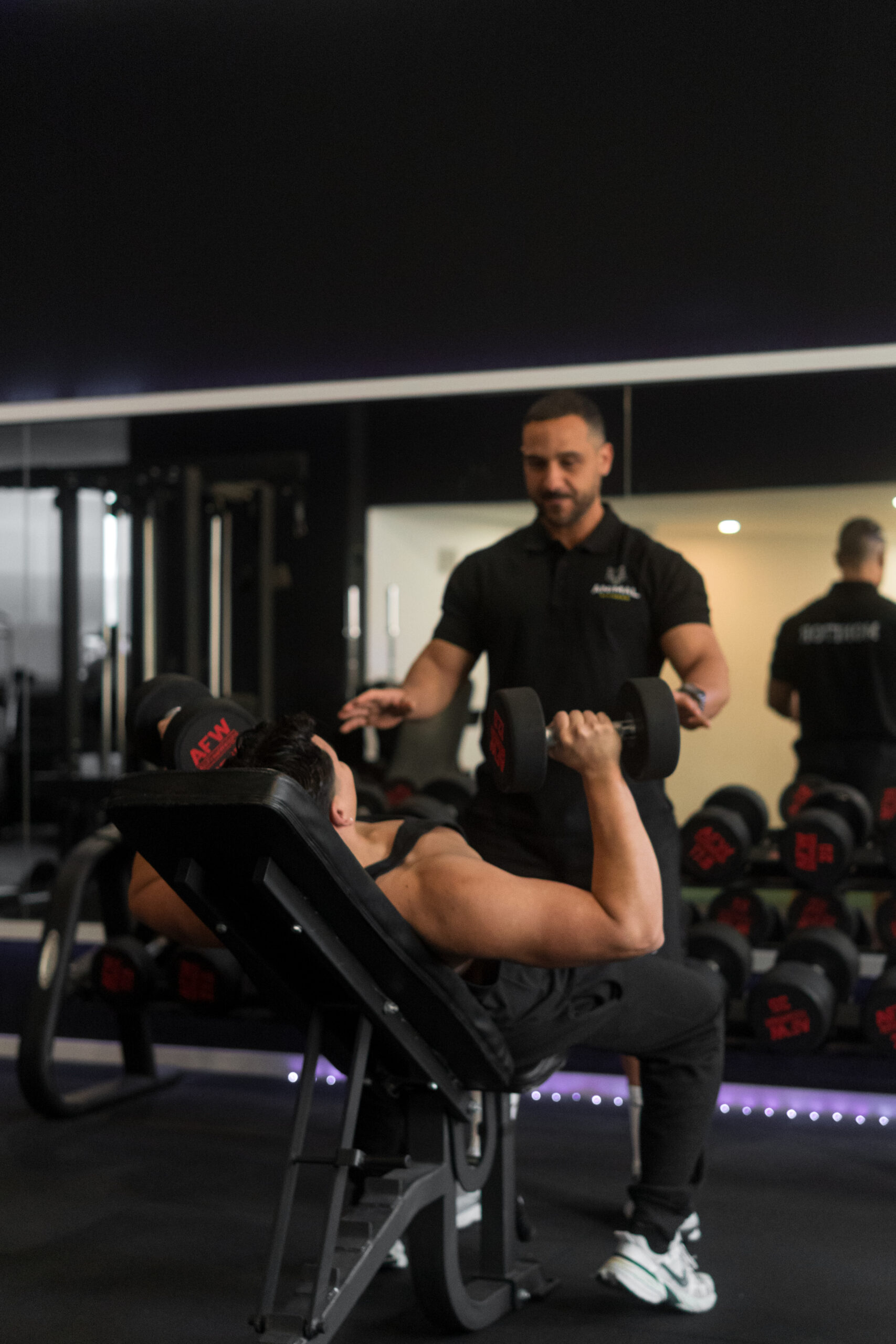 Entrenamiento personalizado con mancuernas en gimnasio de Sant Celoni
